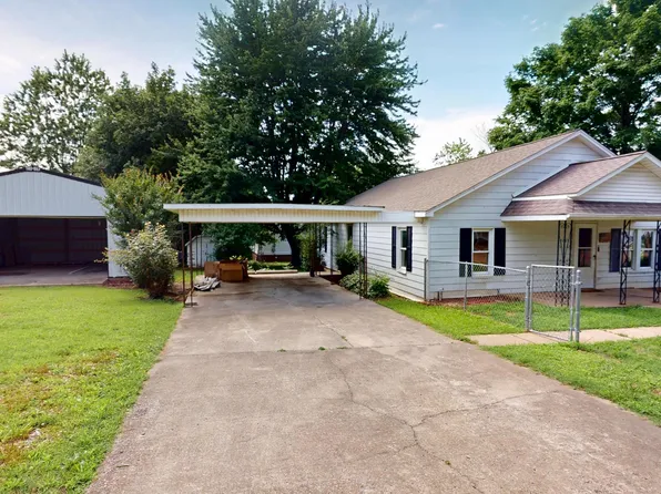 318 N College St, Martin, TN 38237