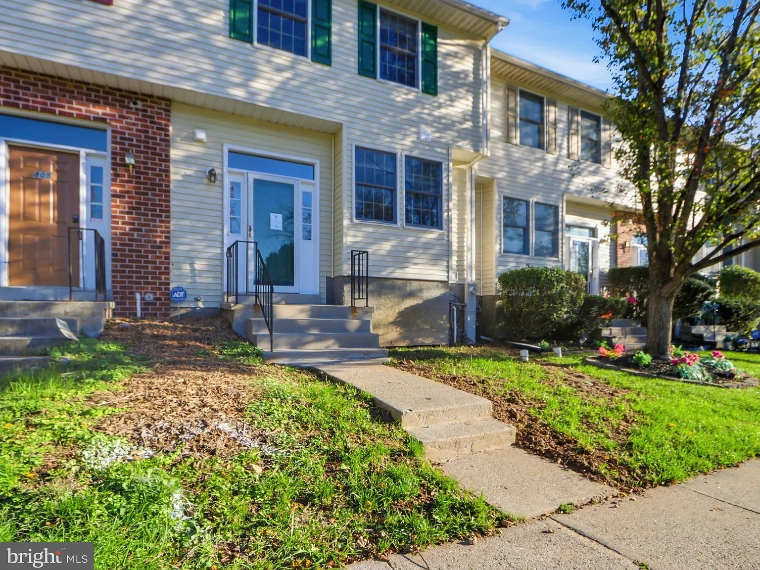 3 bed, 3.5 bath, 1656 sqft, $2,700 — Photo 2