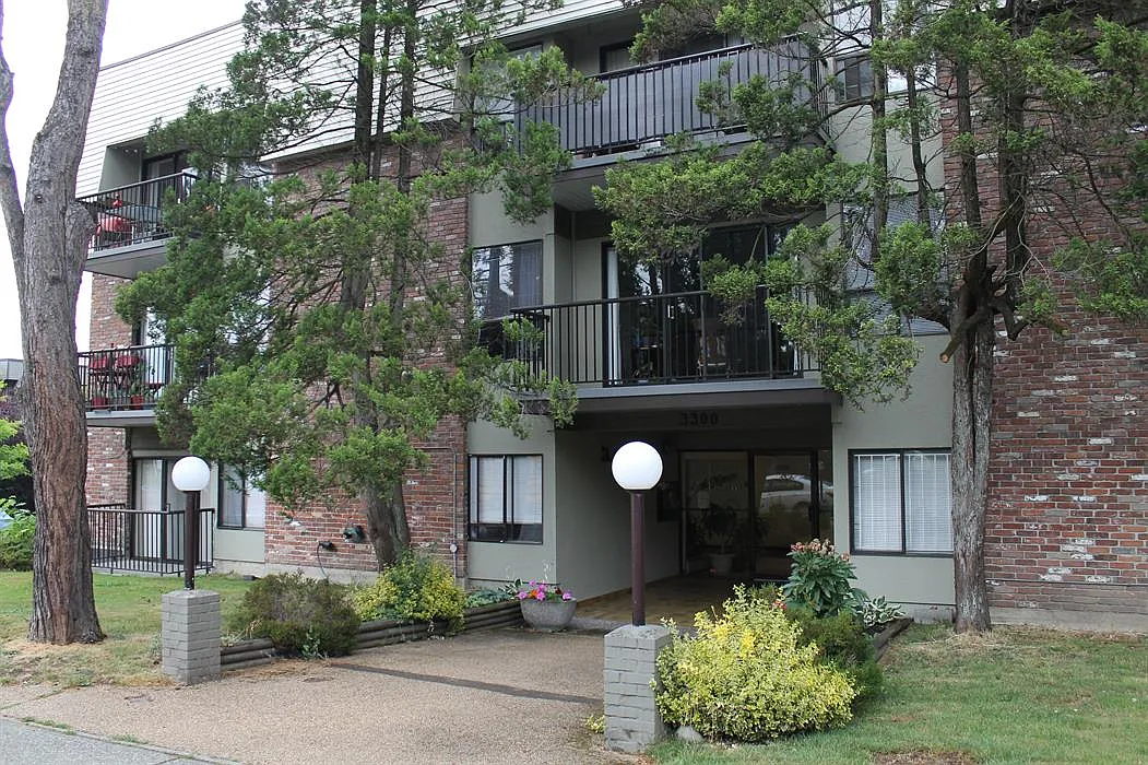 Oak Manor — Photo 2
