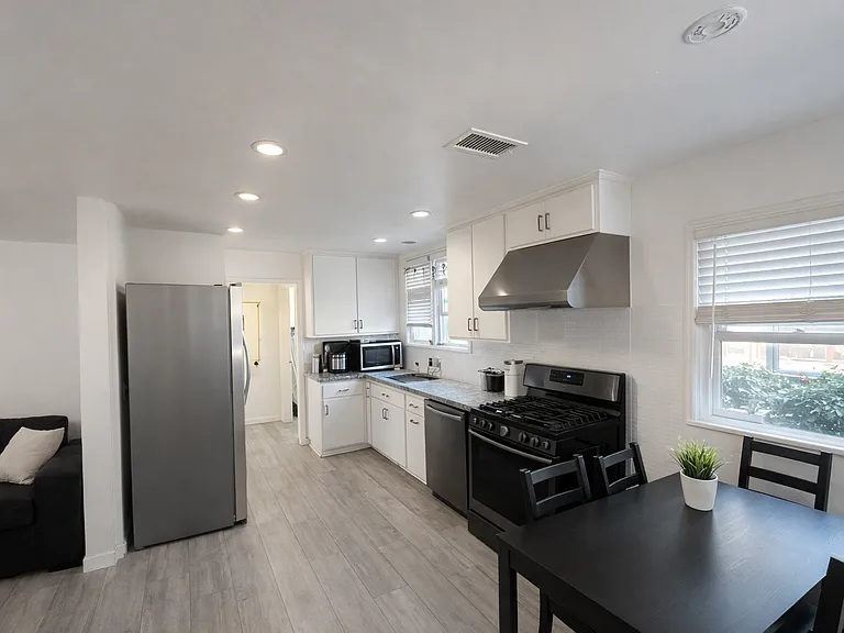 6112 Pembroke Dr — Photo 3