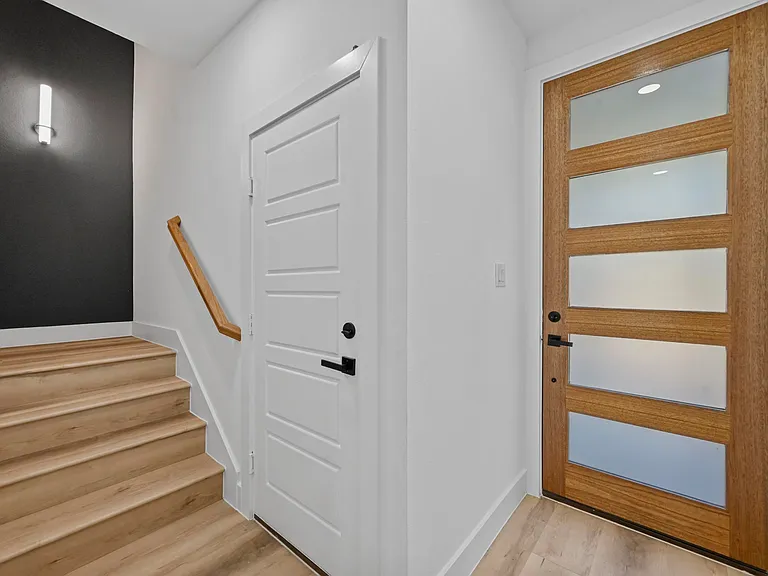 2413 Easley St — Photo 2