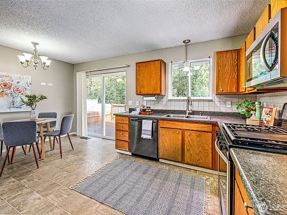 5th image of 2522 Greenwood Drive NE