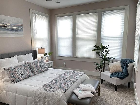 4th image of 717 Broadway St #4