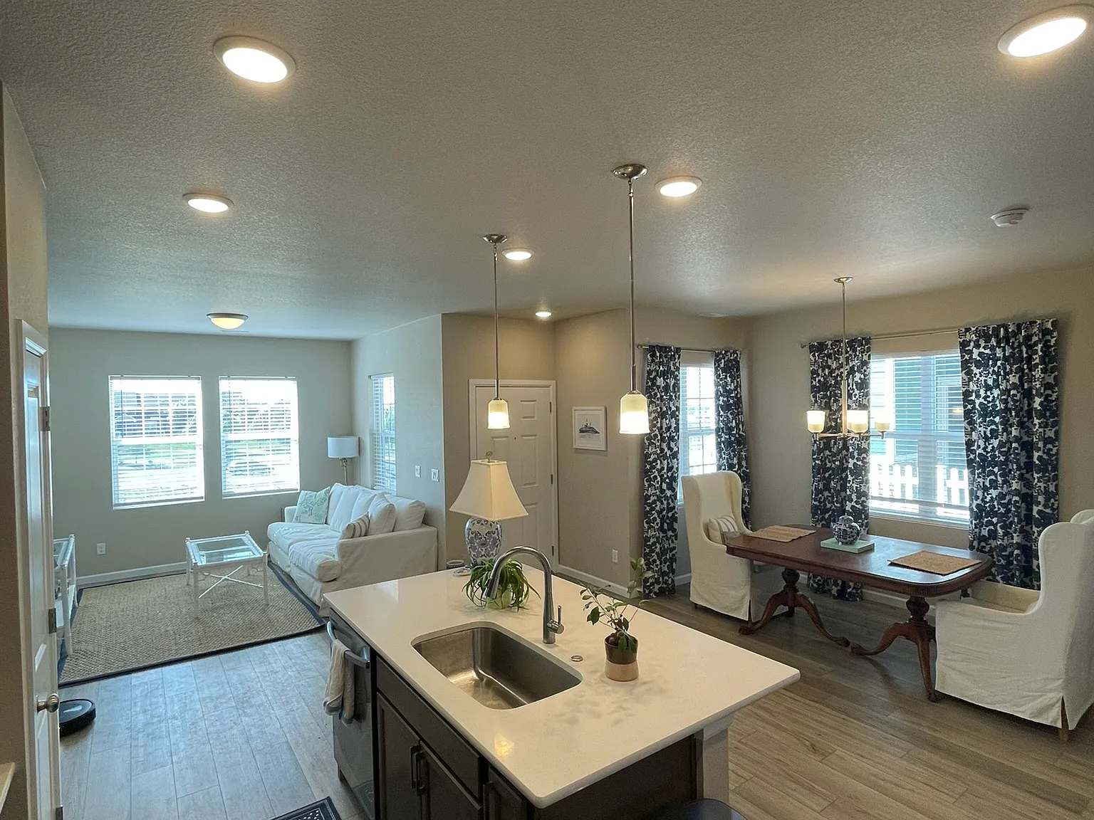 3 bed, 2.5 bath, 1404 sqft, $2,650 — Photo 4