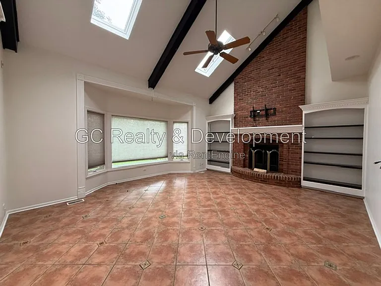 882 Clarendon Ln — Photo 13