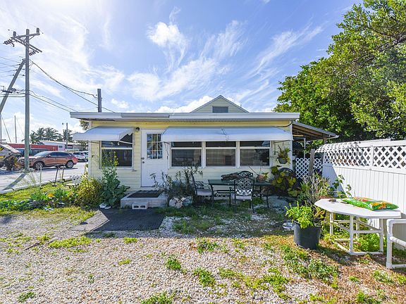2nd image of 1480-1490 Oceanview Ave