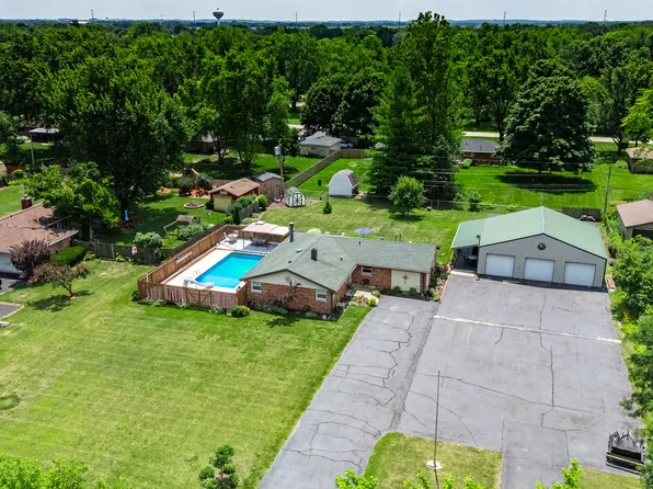 12 N Cypress Dr, Bristol, IL 60512