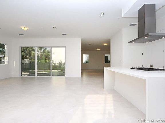 4th image of 10010 NW 74th Ter #10010