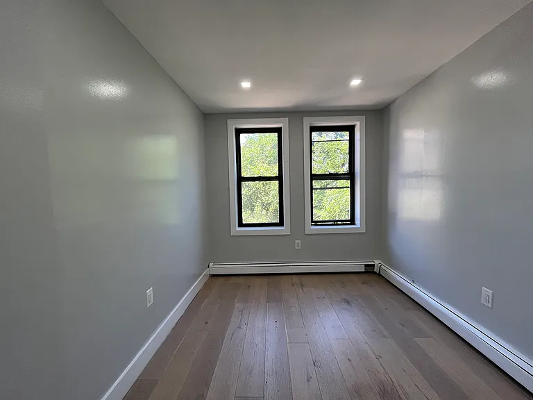 325 Avenue E — Photo 9