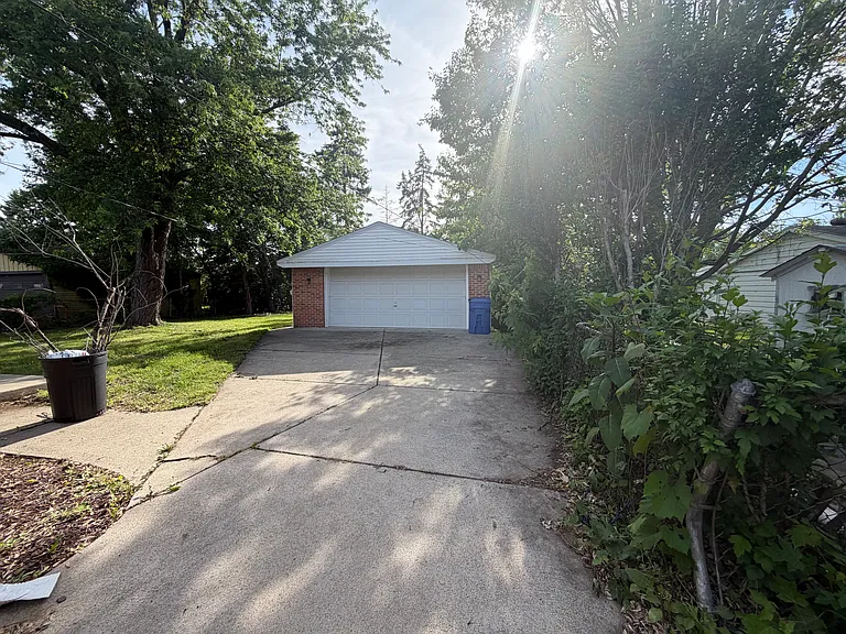 25729 Loretta Ave — Photo 10