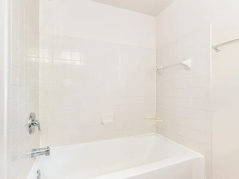 Oak Shores Apartments — Photo 19