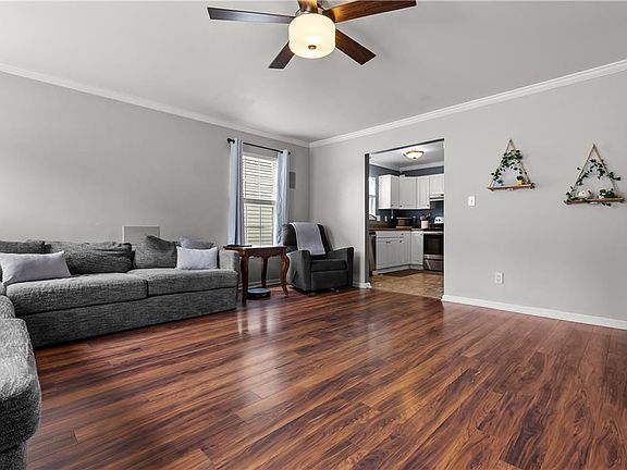 4th image of 1323 Oleander Ave