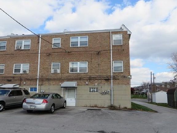 3rd image of 118 W Oak Ln