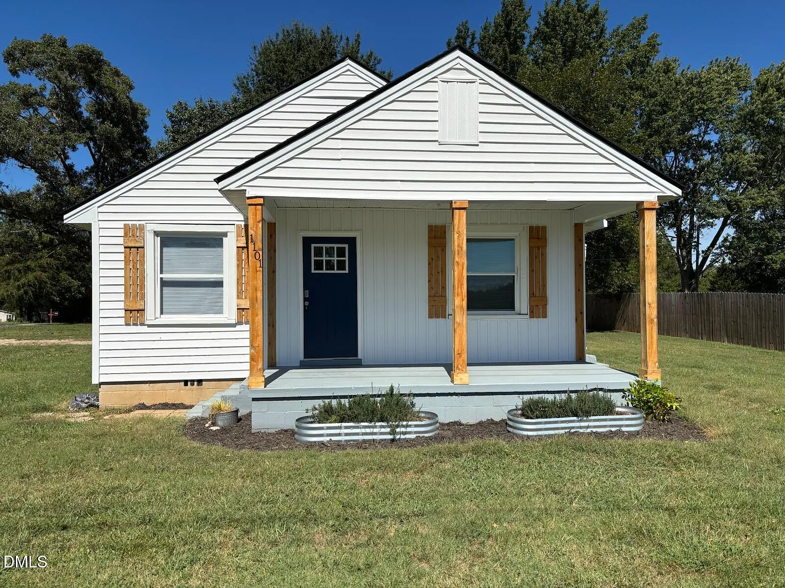 2 bed, 1.0 bath, 864 sqft, $1,450 — Photo 1