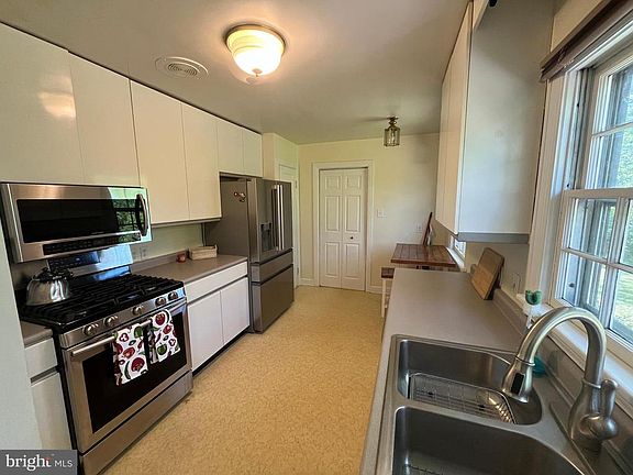 3rd image of 226 Orchard Ln