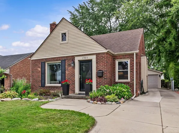 1521 Hampton Rd, Grosse Pointe Woods, MI 48236