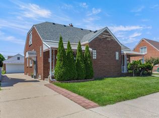 5453 Chase Rd, Dearborn, MI 48126