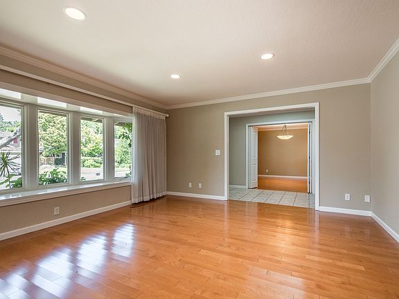 3rd image of 1082 Eastwood Ct
