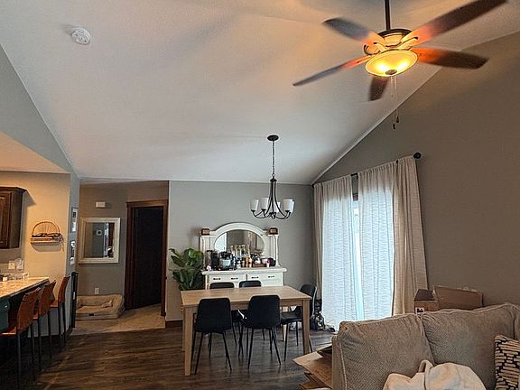 3rd image of 812 Daisy Ln