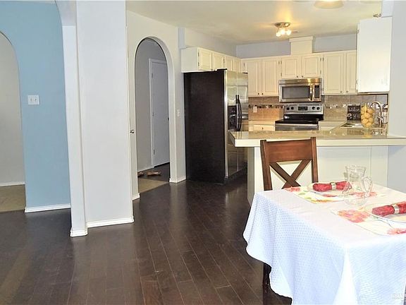 3rd image of 2101 Mockingbird St