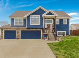 800 N Oak Ter, Tonganoxie, KS 66086