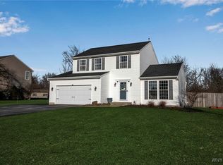 6376 Green Valley Ln, Lockport, NY 14094