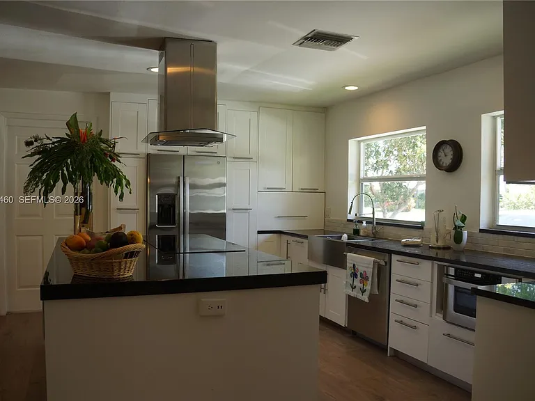 1251 SW 11th Ter — Photo 10