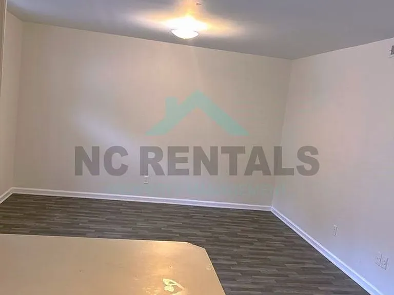 2559 Green Oaks Ct #B — Photo 8