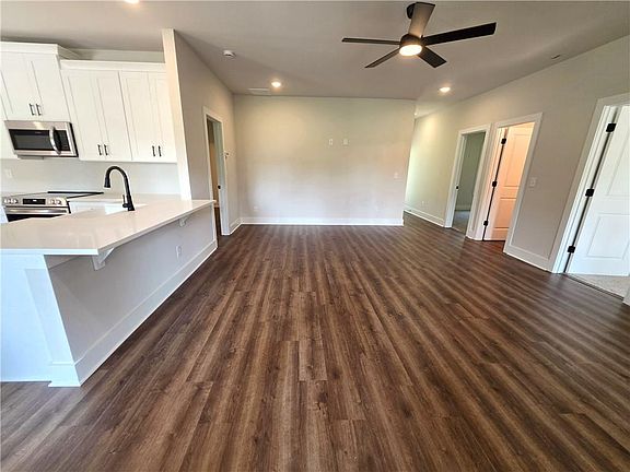 4th image of 372 Flemister Cir