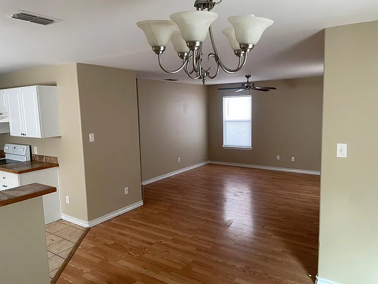 512 Lakeside Dr — Photo 7