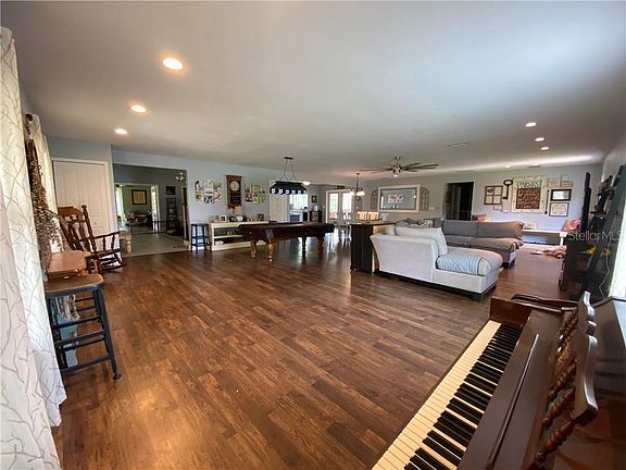 5th image of 575 E Lake Dr