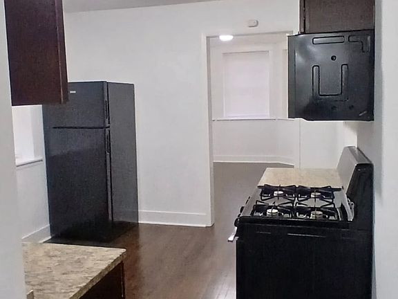 3rd image of 1327 N Avers Ave #1