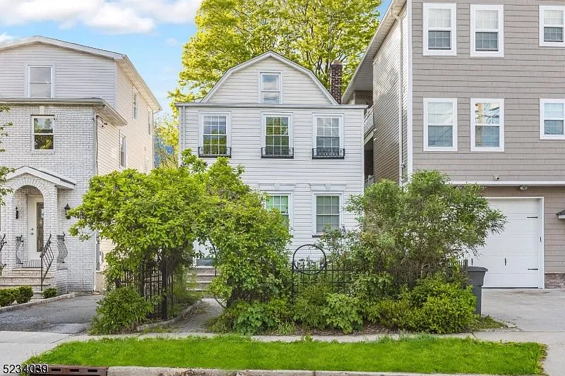 102 Broughton Ave photo 1
