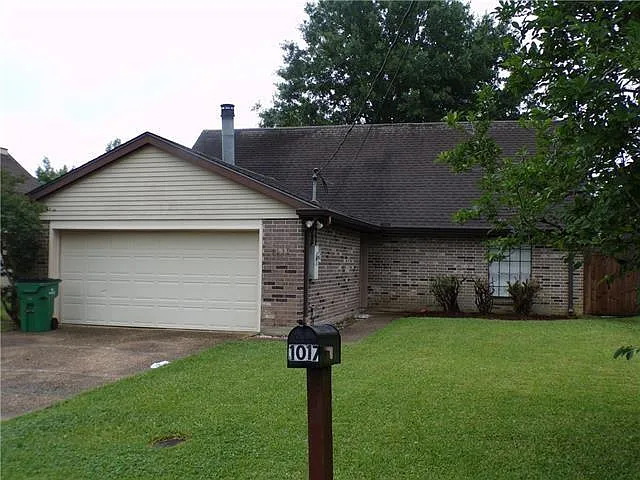 4 bed, 2.0 bath, 2100 sqft, $2,195 — Photo 2