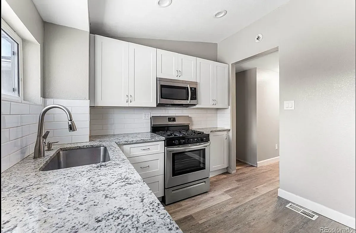 3 bed, 750 sqft, $2,300 — Photo 2