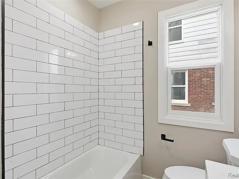 14615-14617 Winthrop St — Photo 27