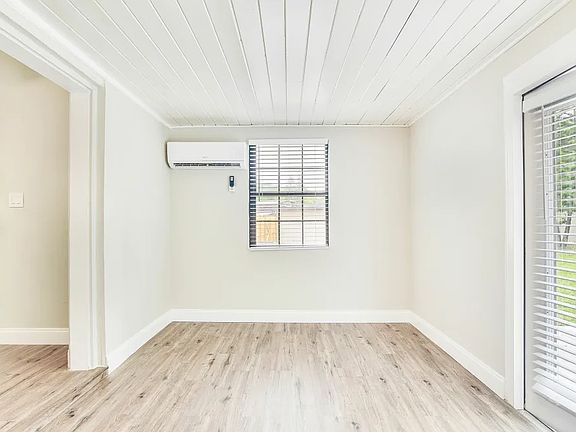 3rd image of 5915 Dahlia Dr