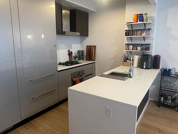 4th image of 545 W 48th St APT 401S