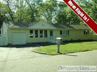 36 Commonwealth Ave, Lake Grove, NY 11755