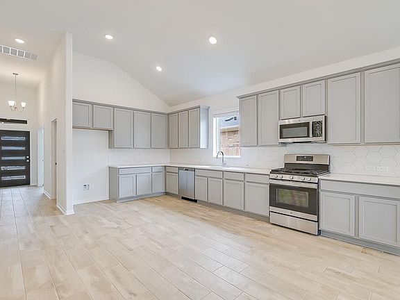 4th image of 952 Oak Ln