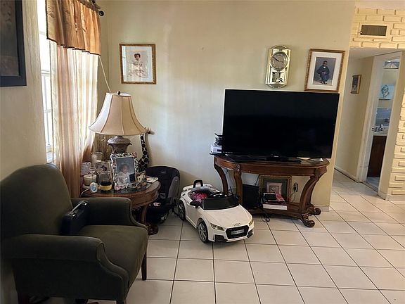 5th image of 330 NW 194th Terrace