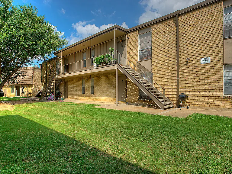 Bear Creek Apartments — Photo 18