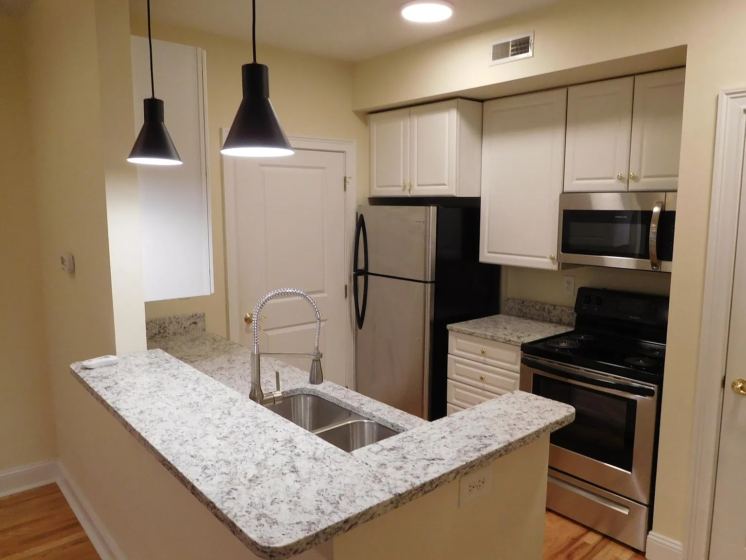 1 bed, 700 sqft, $1,429 — Photo 2