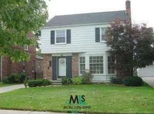 2065 Lochmoor Blvd, Grosse Pointe Woods, MI 48236