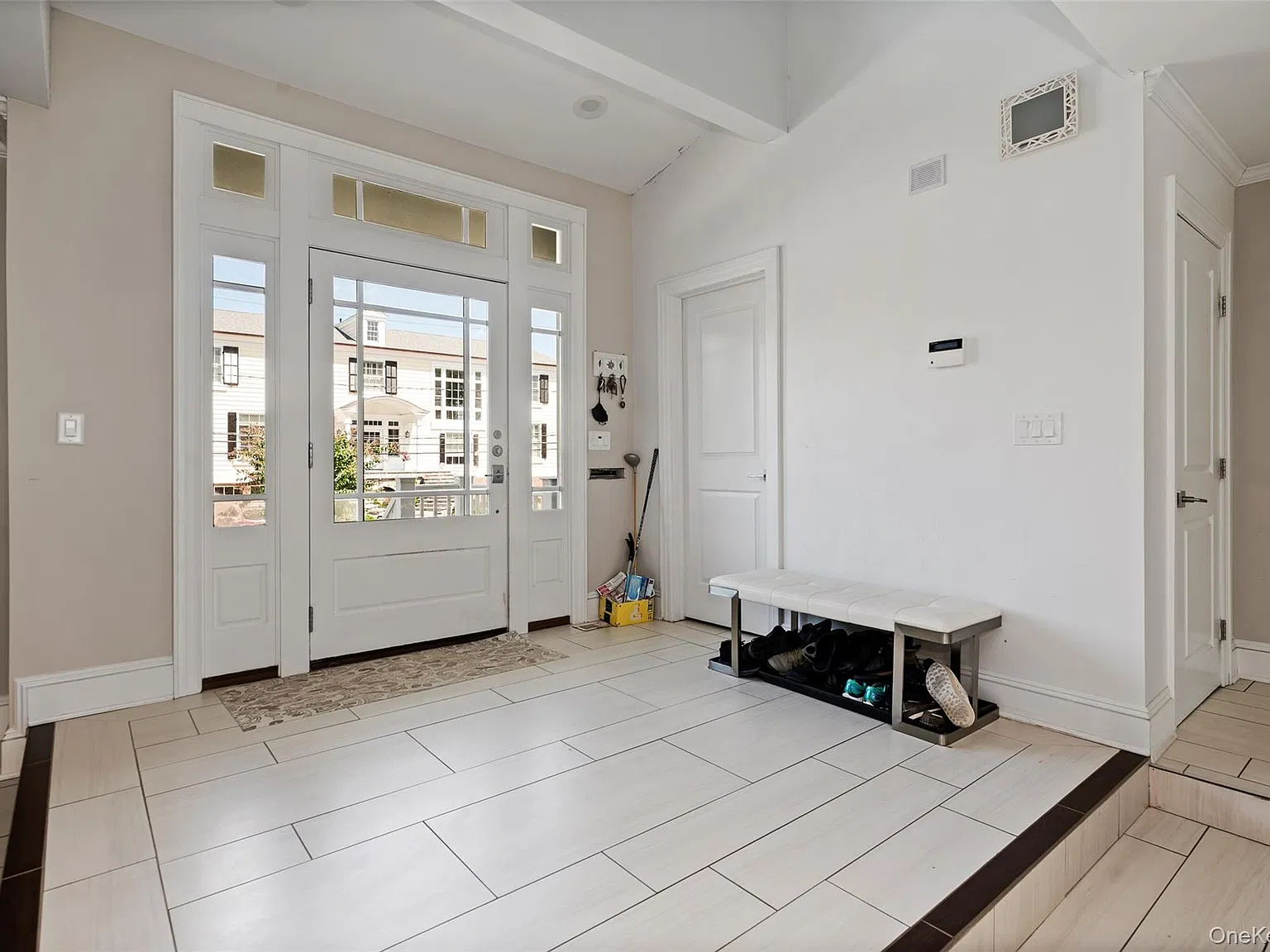 6 bed, 4.0 bath, 5625 sqft, $9,950 — Photo 2