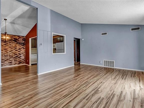 3rd image of 8 Foxberry Dr