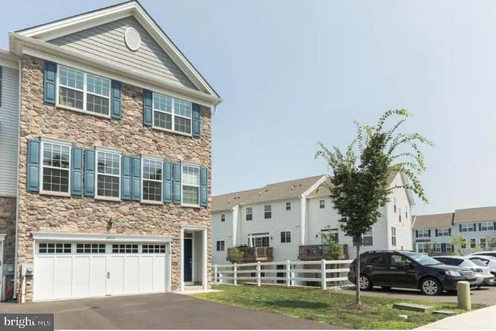 3 bed, 2.5 bath, 2262 sqft, $3,700 — Photo 1