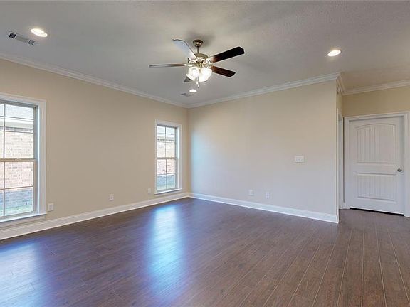 4th image of 1421 Prairie Oak Dr