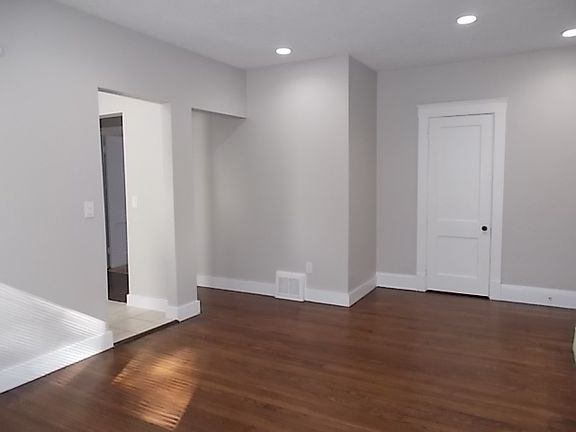 4th image of 1316 W 83rd St
