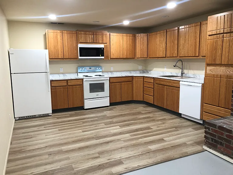 418 NW Maryland Ct — Photo 7